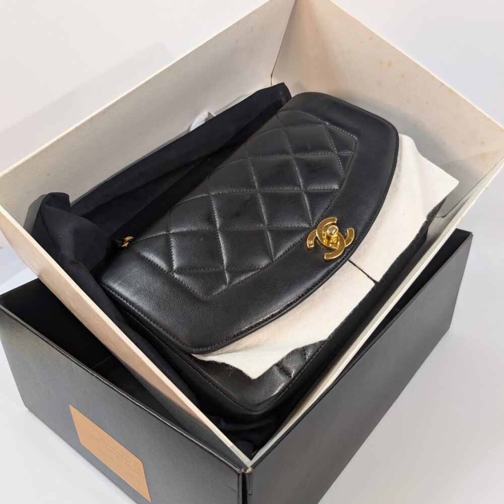 Chanel Vintage Black Medium Diana Quilted Lambskin Flap Bag - Picture 2 of 16